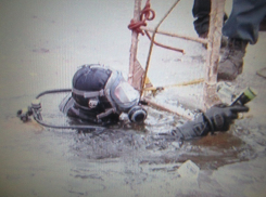 Воронежские спасатели нашли на дне озера затопленный автомобиль (ФОТО)