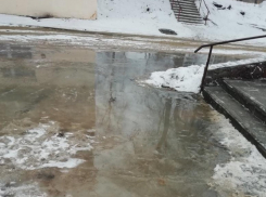 Канализационная лужа держит в заложниках жителей Воронежа