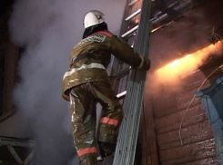 В Воронежской области пожарные эвакуировали восемь человек из горящего дома