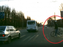Циничное отношение к велосипедисту-пешеходу сняли в Воронеже 