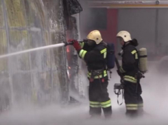 Тушение склада с покрышками и мототехникой в Воронеже длилось 7 часов