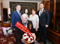 Команда ДСК поздравила ветеранов ВОВ с юбилеем Победы