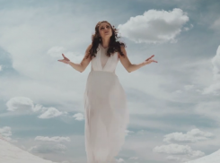 «Целая история и судьба человека»: певица из Воронежа показала трогательный клип 