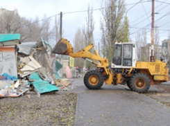 В Железнодорожном районе Воронежа экскаватор разбил торговую точку бутлегера