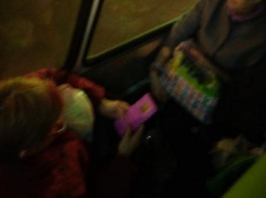 Застрявшая в 90-х пенсионерка поразила своим занятием пассажиров маршрутки в Воронеже 