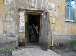 Воронежцы живут в доме с дырами размером с ладонь