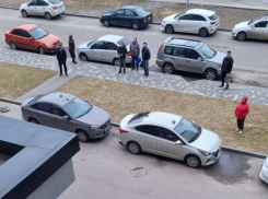 Чуть не попали в женщину с детьми: шалость подростков возмутила жителей Воронежа