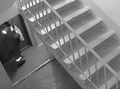 Нехороший поступок мужчины в спецовке «Квадры» попал на видео в Воронеже