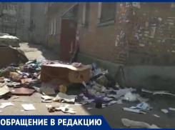 «Люди творят беспредел»: воронежцы пожаловались на соседей, выбрасывающих мусор в окно