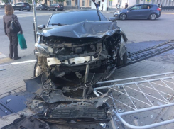  Mazda снесла ограждение, установленное ко Дню Победы в Воронеже 