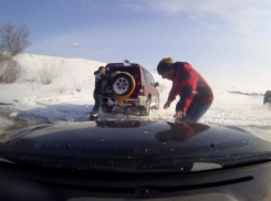 Спасение утонувшего под Воронежем японского внедорожника сняли на видео