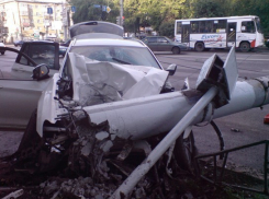 В Воронеже БМВ врезался в столб: двое раненых