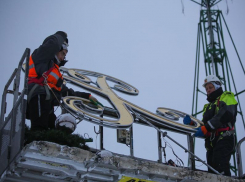 Вензель Петра Первого зажегся на «золотой» елке за 65 млн рублей в Воронеже