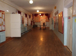 Воронежские дети занимаются физкультурой в школьном холле 