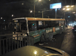 В Воронеже автобус №41 протаранил дорожное ограждение (ВИДЕО)  