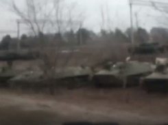 Огромное скопление танков и бронетехники заметили в Воронеже