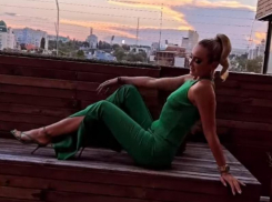 Без нижнего белья встретила красивый закат Бузова в Воронеже 