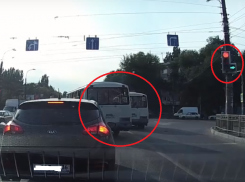 Мерзкий поступок маршрутчиков в погоне за 17 рублями сняли в Воронеже