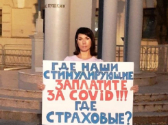 Одиночными пикетами медиков из-за ковидных надбавок заинтересовались полицейские в Воронеже