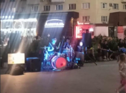 Барабанный расколбас под макарену попал на видео в центре Воронежа
