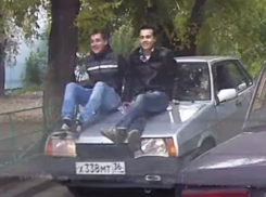 Молодые воронежцы, катающиеся на капоте автомобиля, попали на видео