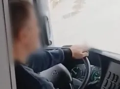  «Чувство безнаказанности зашкаливает»: воронежцы пожаловались на водителя маршрутки, который курил в салоне с пассажирами