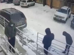 Трое уроженцев Средней Азии избили битами владельца шаурмичных в Воронеже