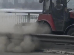 Уничтожение легких автомобилистов сняли на мосту в Воронеже