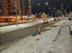 «Лишние дети?»: воронежцы сняли, как дети скатываются с горки на проезжую часть 