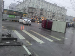 В центре Воронежа ВАЗ перевернулся после столкновения с Волгой (ФОТО)