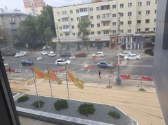 В центре Воронежа пластиковые ограждения ветром разбросало по проезжей части