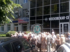 Пенсионеры толпятся под палящим солнцем ради социальных обедов в Воронеже 