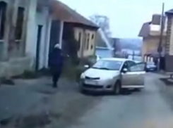 Побег иномарки от автомобилистки с уроном сняли на видео в Воронеже  