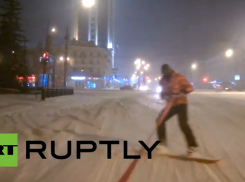 В Воронеже по снежным дорогам катаются сноубордисты (Видео)