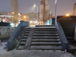 «Упадёшь – конец придёт»: опасный для жизни вход в парк «Дельфин» наглядно показали воронежцы 