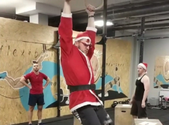 Сложные подтягивания Деда Мороза на кольцах озадачили воронежцев