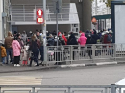 Нечеловеческие очереди за справкой для детских садов сняли возле воронежской поликлиники