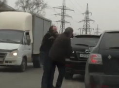 Две огромные «Мазды» не поделили дорогу в Воронеже 