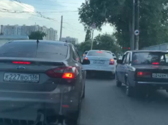 Светофор перед ж/д переездом собрал гигантскую пробку на воронежской улице