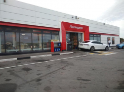 Жалкий размер зарядки поставил Tesla в неудобную позу в Воронеже 