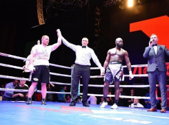 Знаменитый воронежский боксер Андрей Князев нокаутировал боксера из Камеруна 