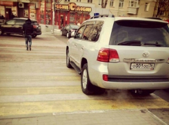 Автомобилисты припомнили губернатору Гордееву наглую парковку поперек «зебры» в центре Воронежа