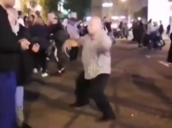 Комичный танец лысого толстячка сняли на видео в Воронеже