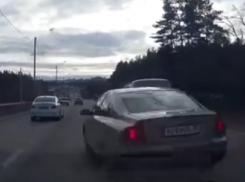 Нелепо-агрессивные маневры Volvo сняли на видео в Воронеже 
