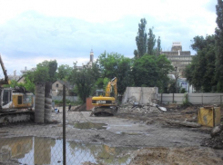 Строители снесли старую трансформаторную будку около «Усадьбы Быстржинских» в Воронеже