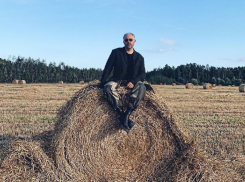 Звездный стилист Александр Рогов покорил стог сена ради фотосессии 