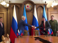 Опубликовано видео подписания соглашения между Воронежской областью и тремя районами ЛНР
