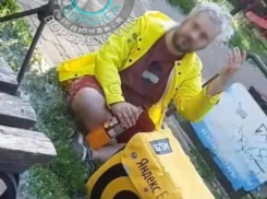 Парень в форме курьера устроил матерный перформанс и послал Воронеж