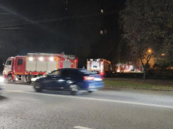  Пожарные машины собираются у общежитий на Хользунова в Воронеже 