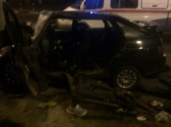 В Воронеже ночью на Ворошилова автомобиль протаранил фонарный столб